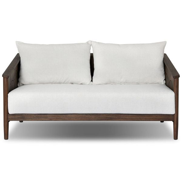 Sofa tapicerowana o subtelnym charakterze z subtelnym wyrazem w odcieniu bieli