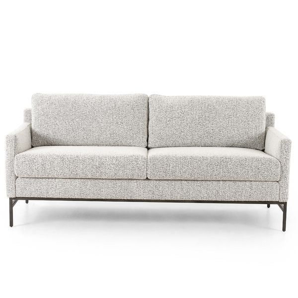 Sofa tapicerowana o prostej sylwetce z wywazonymi proporcjami w odcieniu bieli