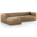 Sofa narozna o klasycznym wykonczeniu z eleganckim profilem w odcieniu brazu