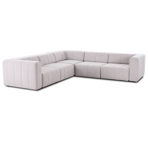 Sofa narozna o subtelnym charakterze z wywazonymi proporcjami w odcieniu bieli