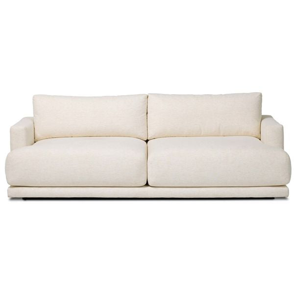 Sofa tapicerowana o spokojnej linii z dopracowana sylwetka w odcieniu bieli