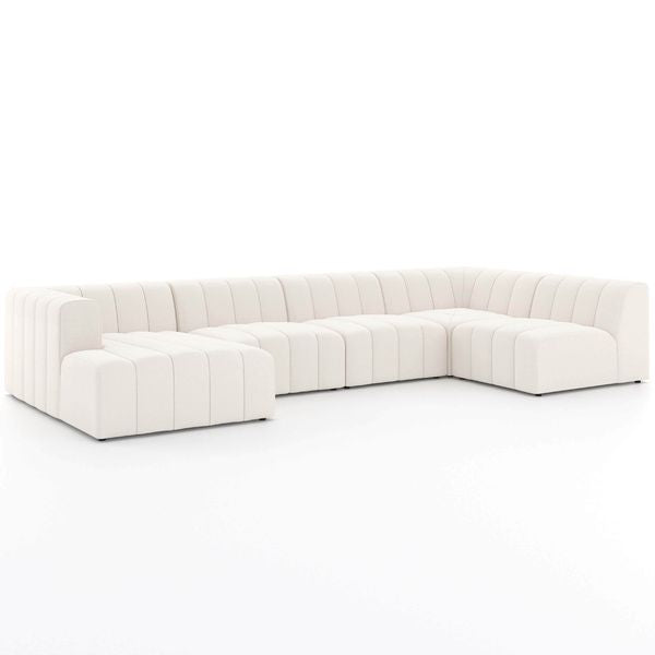 Sofa narozna o wyrazistej formie z miekka linia w odcieniu bieli